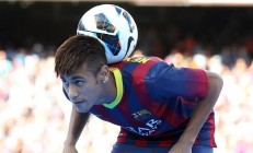 开云体育官网-恩比德爆发定乾坤，掘金关键战险胜马刺显冠军相