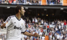 开云体育-焦点战证明自己，布克率快船力克76人，书写个人与团队的双重胜利