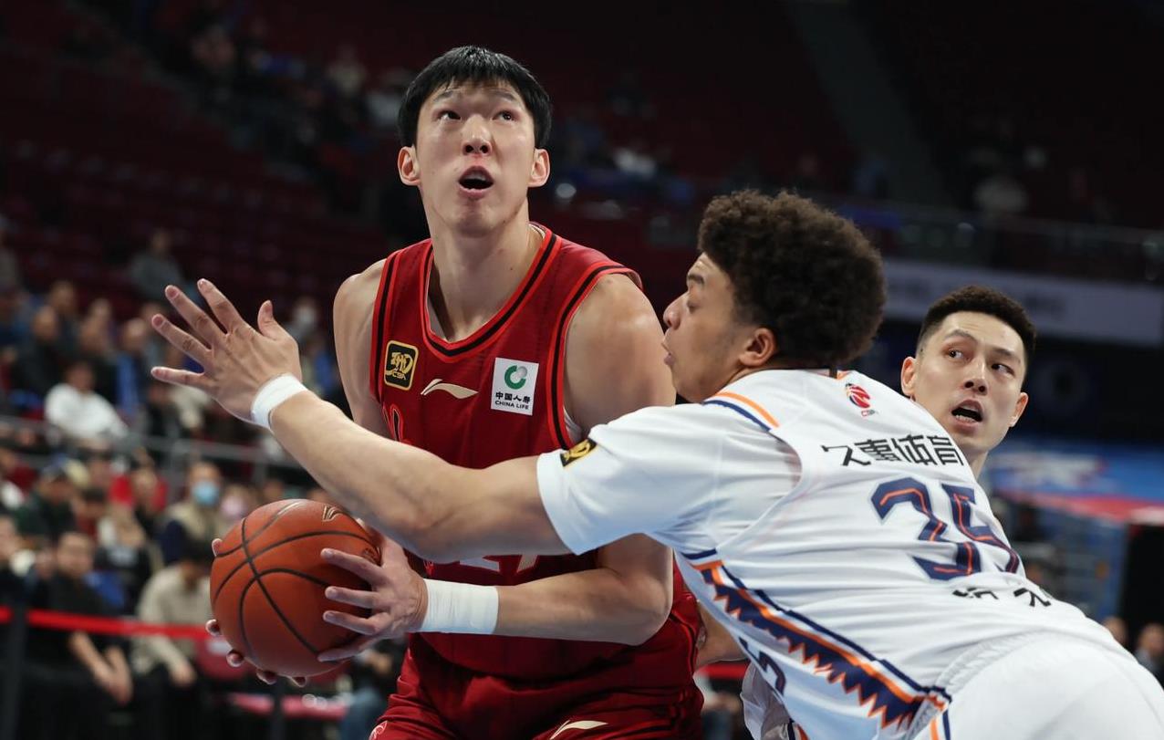 上海队翻盘新疆队，周琦刷新纪录的简单介绍