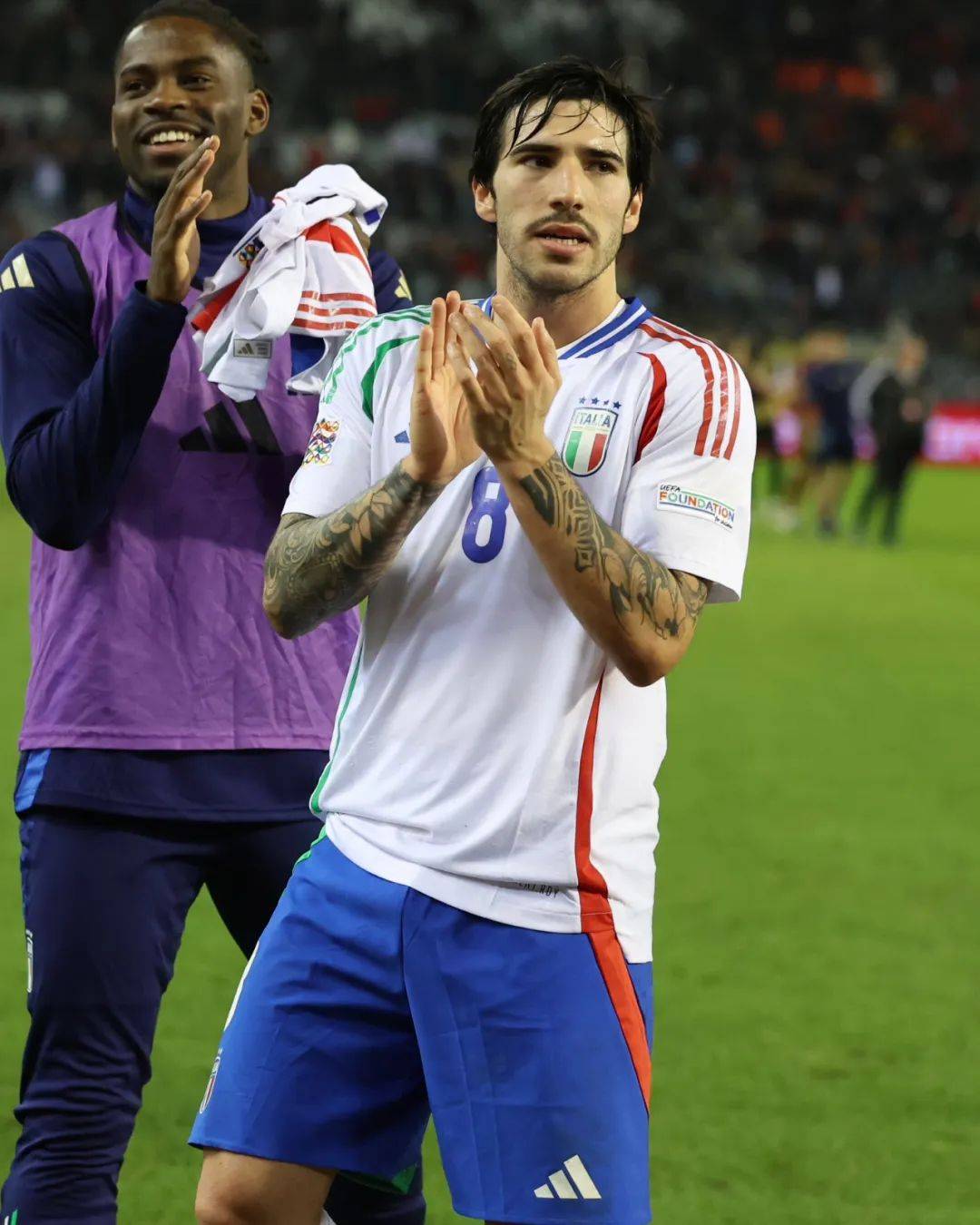 包含欧国联比赛希腊攻击手完成帽子戏法，帮助球队晋级的词条