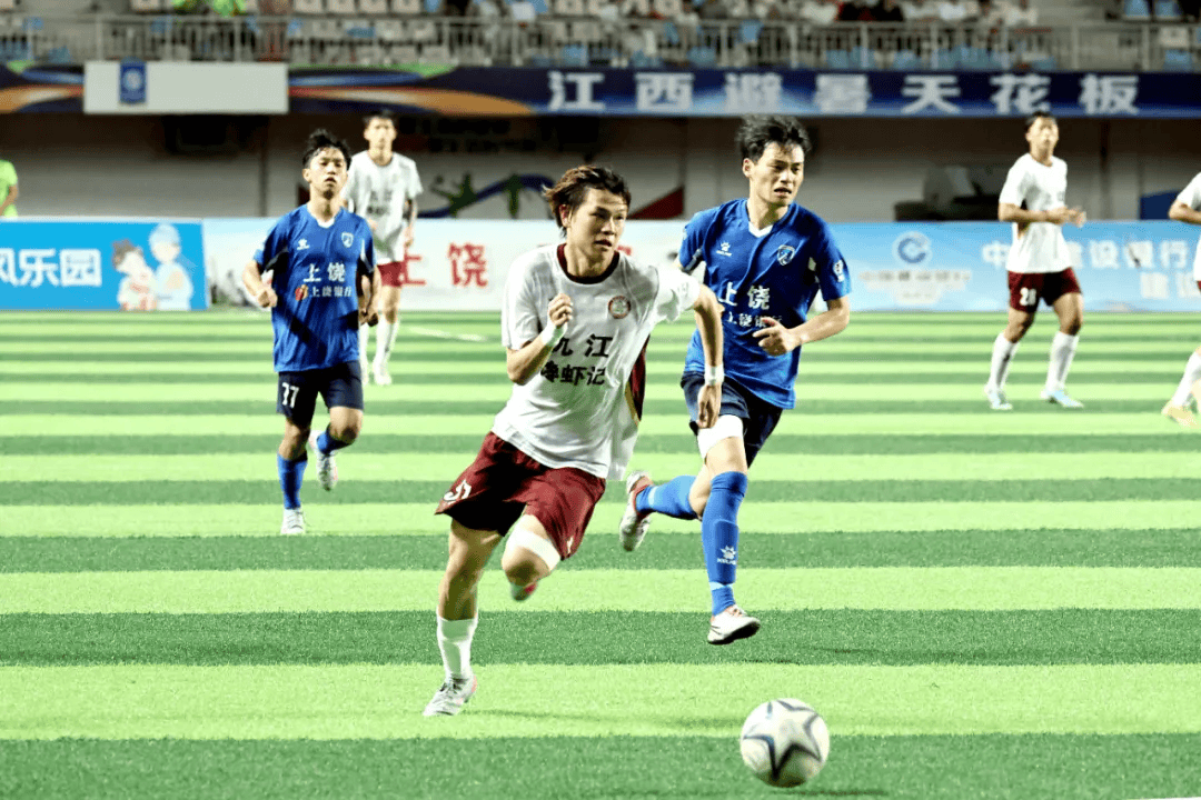 国际足球比赛中球员的顽强拼搏