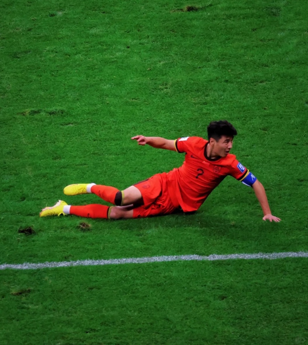 国际足球比赛中球员的顽强拼搏