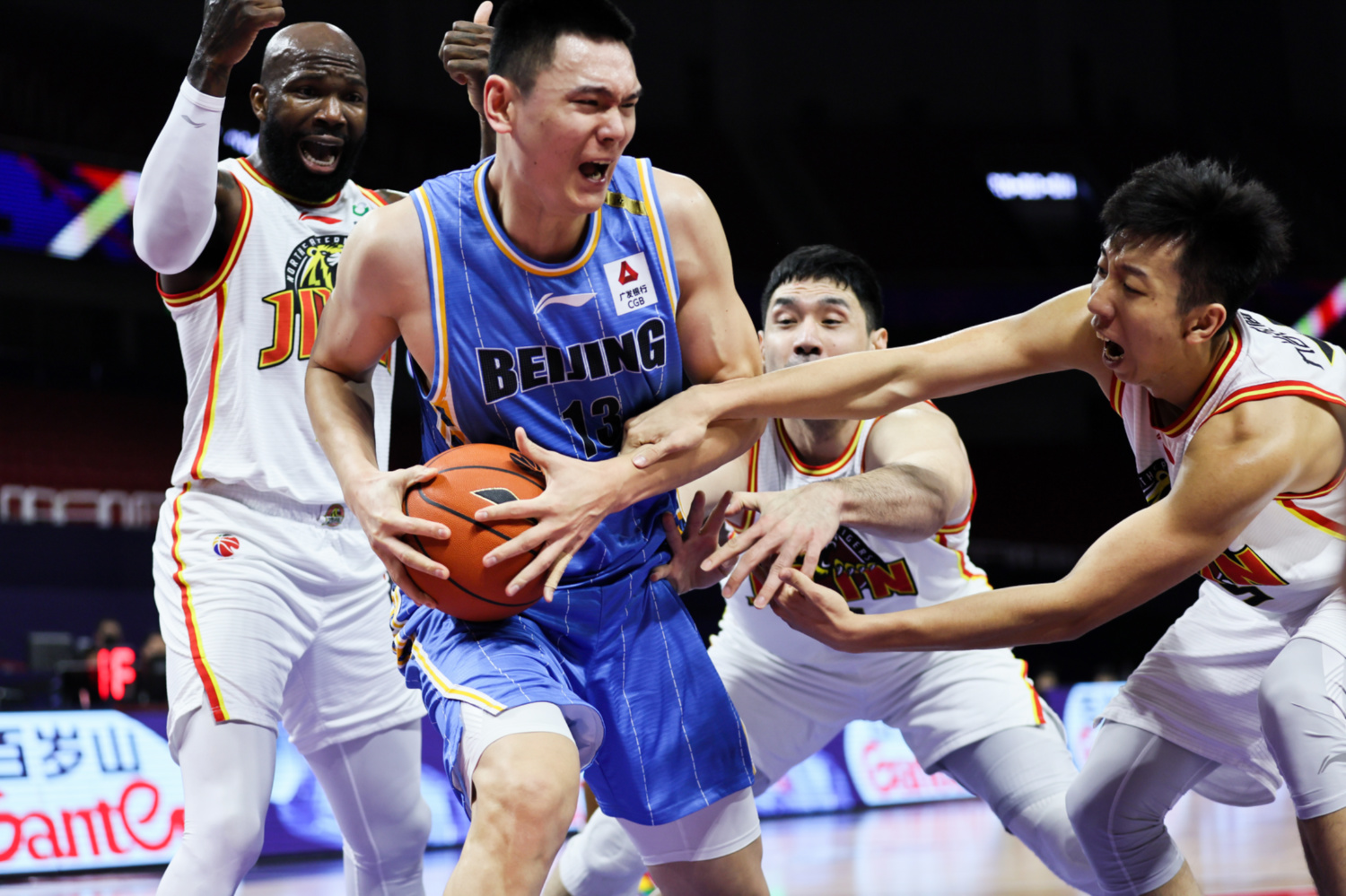 实力碾压对手，球队取得轻松胜利