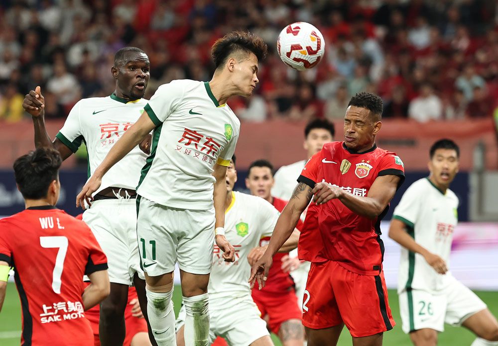 关于国安队在比赛中险胜对手，实现联赛三连胜的信息