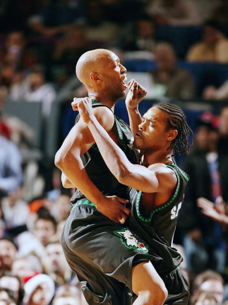 森林狼外线火力全开，轻松击败对手