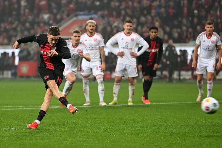 关于帕德博恩足球俱乐部在比赛中力压对手，取得胜利的信息