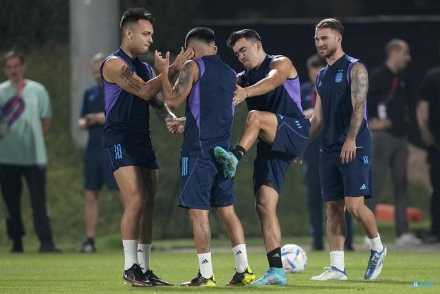 日本碾压波兰，梅西扛起全队