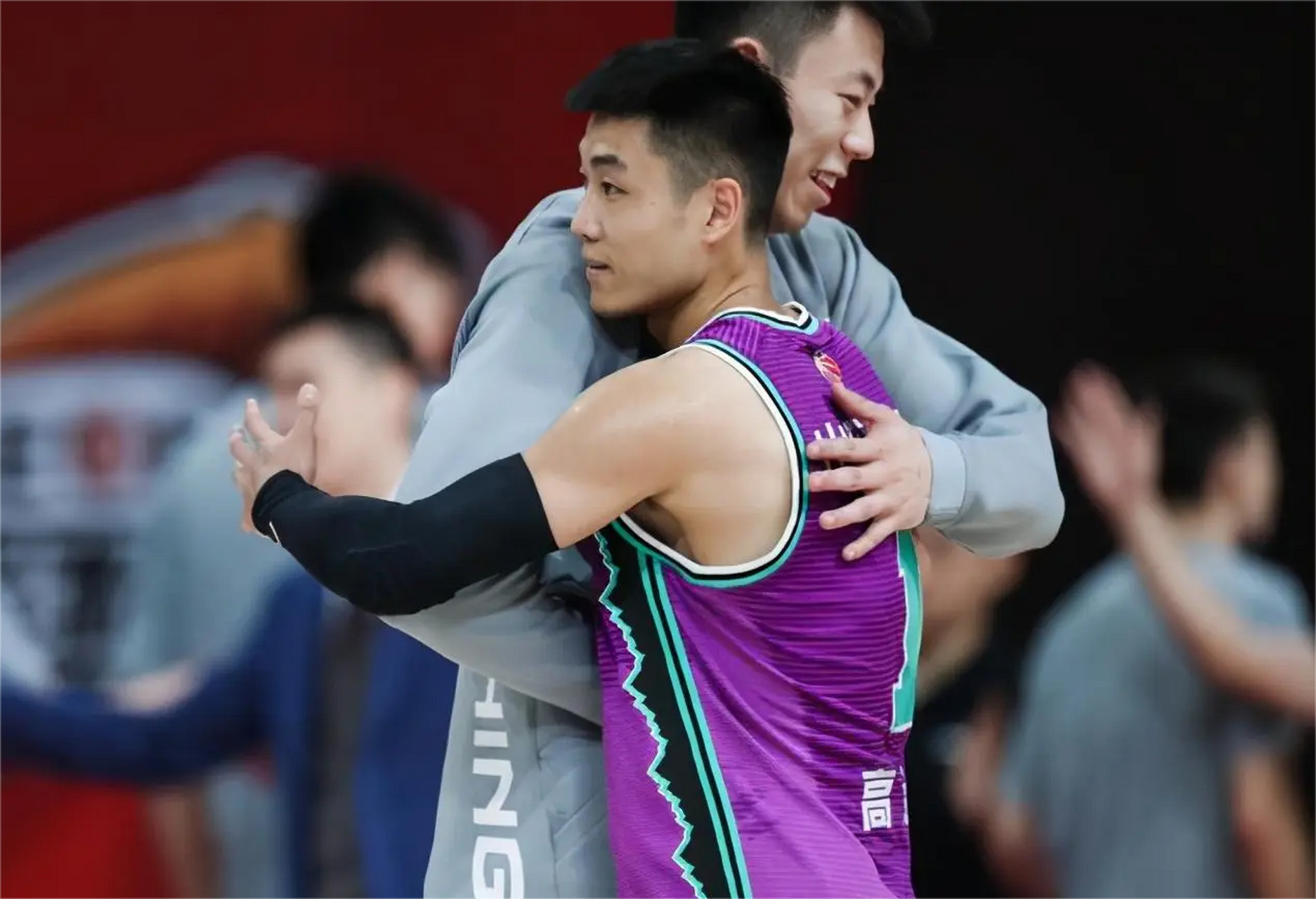 包含雄鹿完胜山西队，高诗岩高光表现的词条